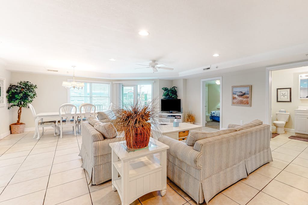 Convenient Oceanside Condo with Balcony, Pool, Free WiFi & Elevator