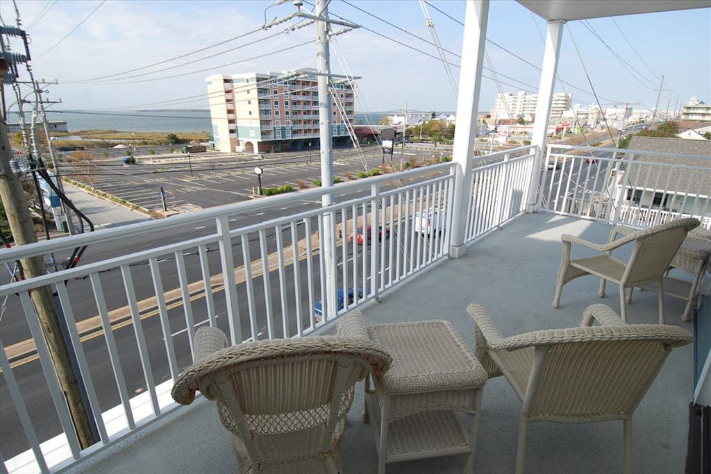 Lovely Condo w/Bay Views From Balcony, Shared Pool, Central AC, & Free WiFi