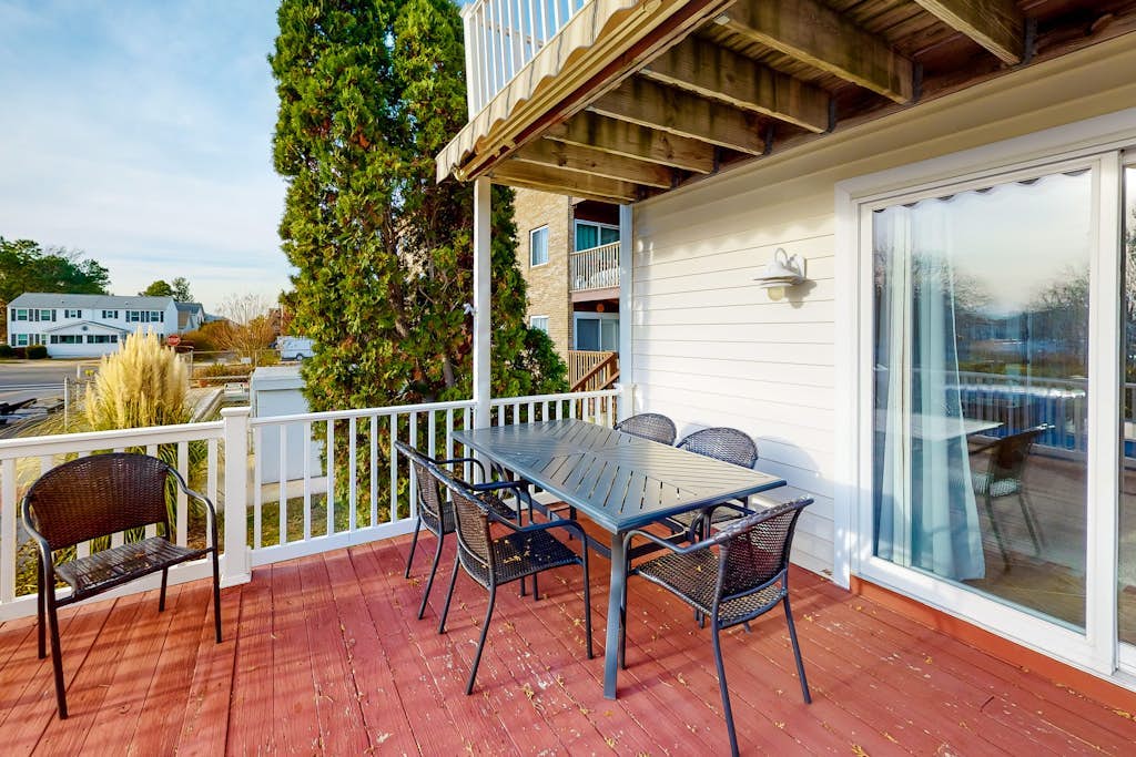 Spacious Home w/Deck, 2 Gas Fireplaces, Gas Grill, Free WiFi - near the Ocean