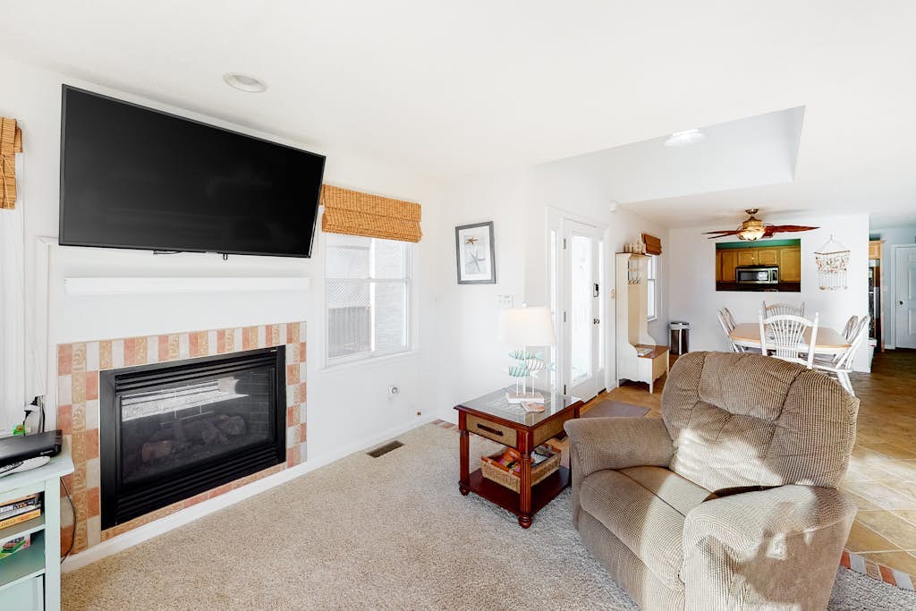 Spacious Home w/Deck, 2 Gas Fireplaces, Gas Grill, Free WiFi - near the Ocean