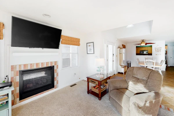 Spacious Home w/Deck, 2 Gas Fireplaces, Gas Grill, Free WiFi - near the Ocean
