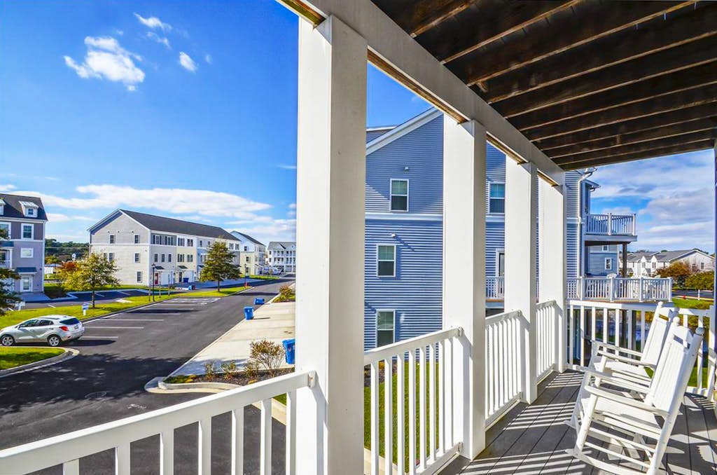 Contemporary townhome with 21-foot dock, 4 decks, WiFi, AC & shared pool