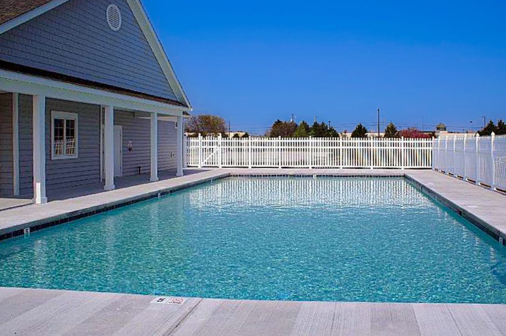 Contemporary townhome with 21-foot dock, 4 decks, WiFi, AC & shared pool