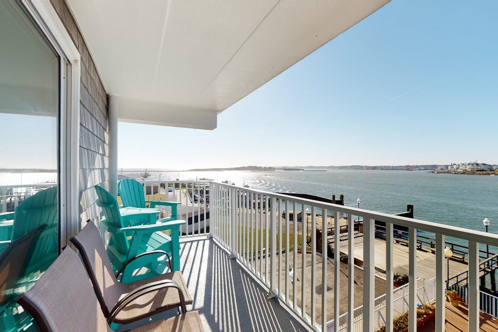 Terrific Suite in Bayfront Complex w/Shared Pool, Free WiFi, Central AC, Balcony