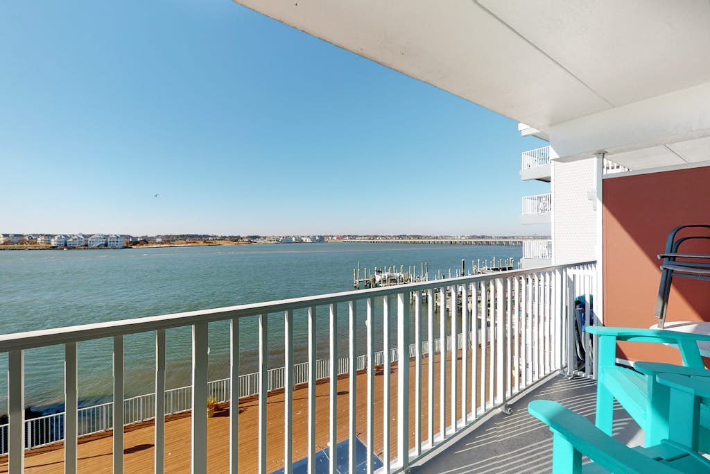 Terrific Suite in Bayfront Complex w/Shared Pool, Free WiFi, Central AC, Balcony