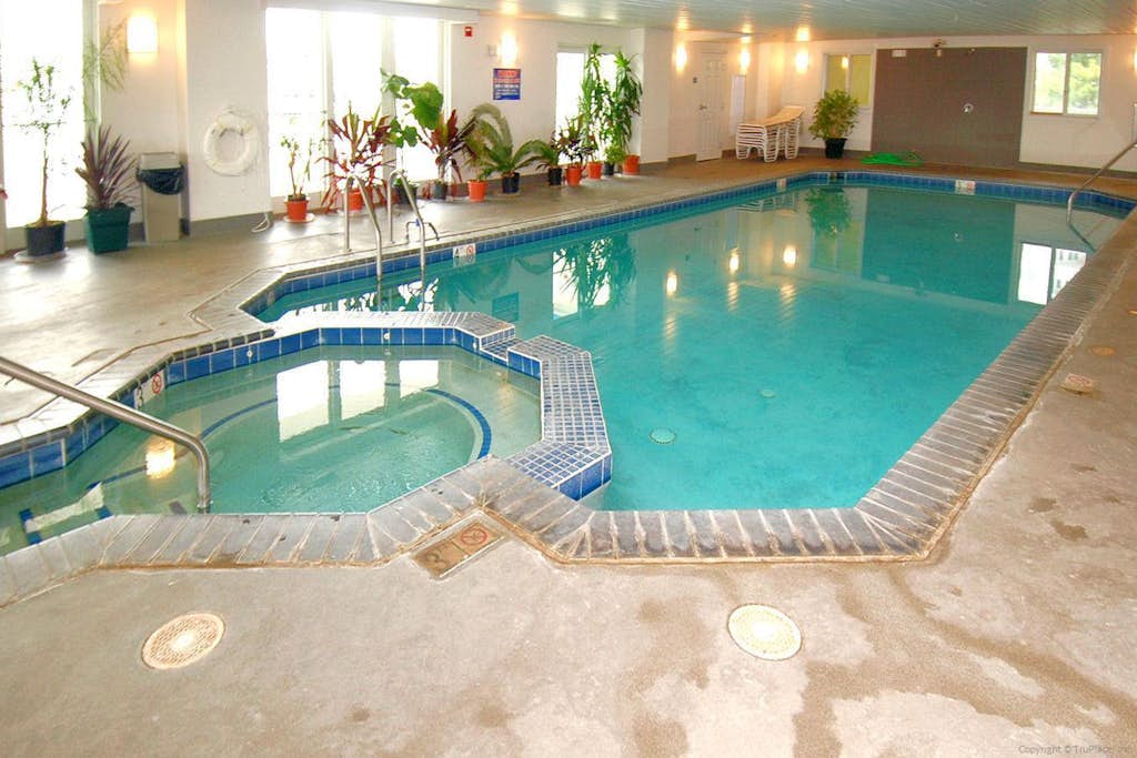 Ground-floor condo with amazing views, beach access, pool & hot tub