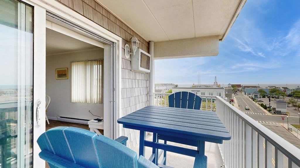 Conveniently Located Home in Bayfront Building w/Free WiFi, Shared Pool, Balcony