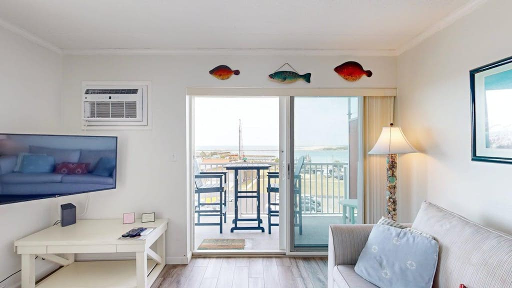Conveniently Located Home in Bayfront Building w/Free WiFi, Shared Pool, Balcony