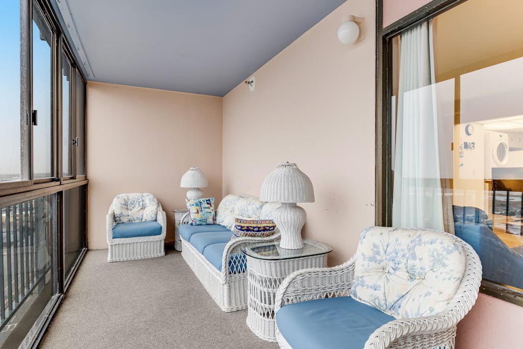 Coastal Condo w/Shared Pools, Gym, Private Balcony, Washer/Dryer, A/C, Free WiFi
