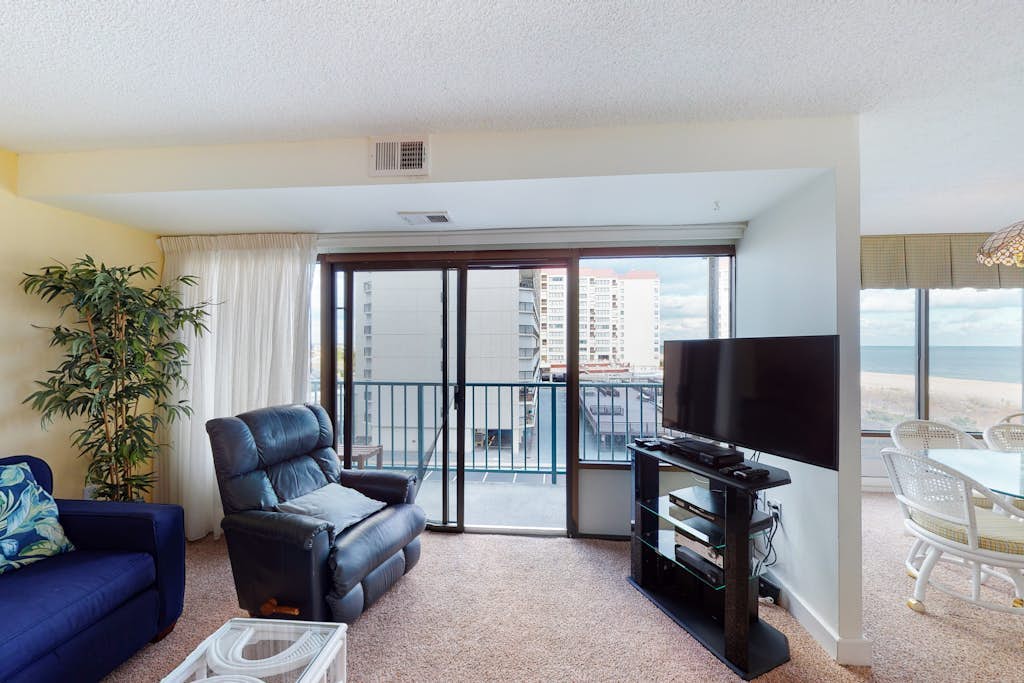 Beachfront Condo w/Private Balcony, Shared Pool, Ocean Views, Free WiFi, A/C
