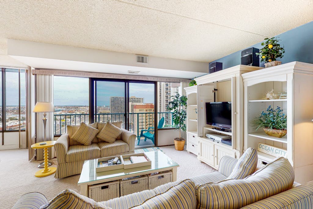 Bright Condo w/Private Balcony, Beach Views, Shared Pools, Gym, A/C, Free WiFi