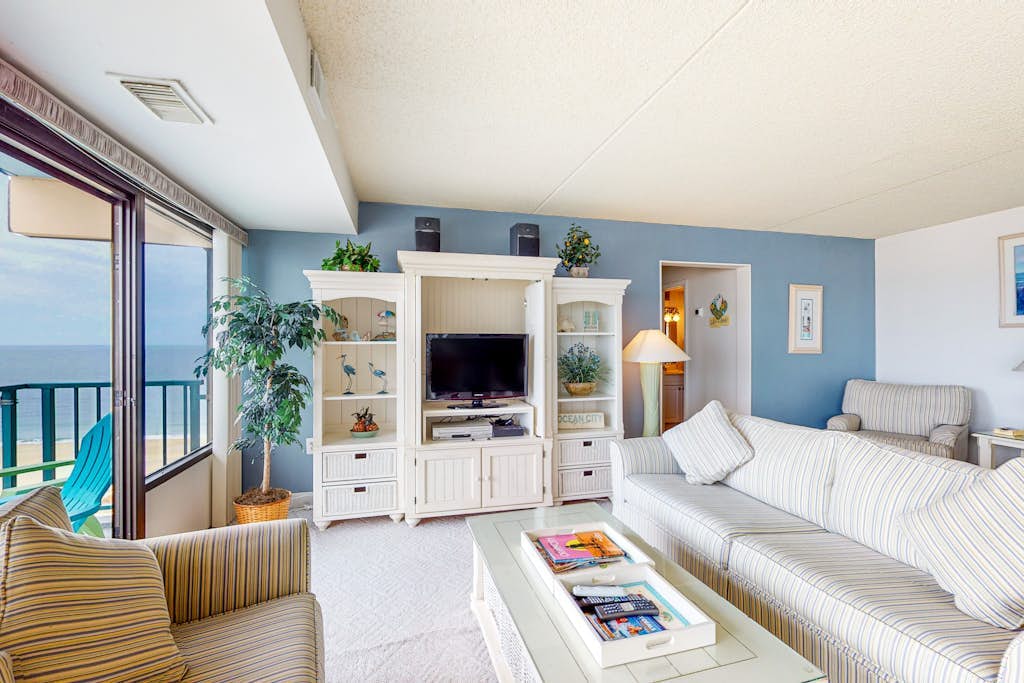 Bright Condo w/Private Balcony, Beach Views, Shared Pools, Gym, A/C, Free WiFi