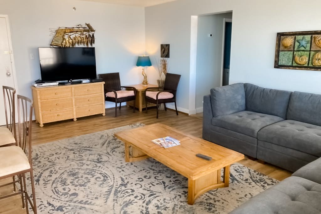 Unique Condo w/Side Views of the Beach, Private Balcony, Shared Pools, Gym, A/C