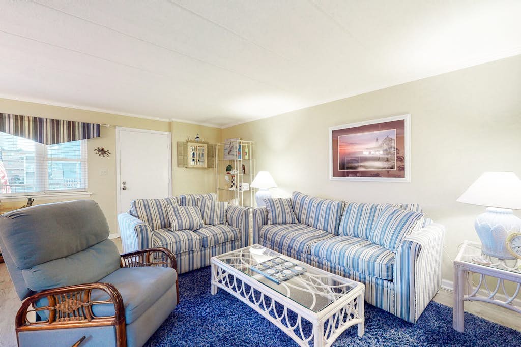 Fantastic Oceanfront Home w/Private Balcony, Free WiFi, Central AC, Washer/Dryer