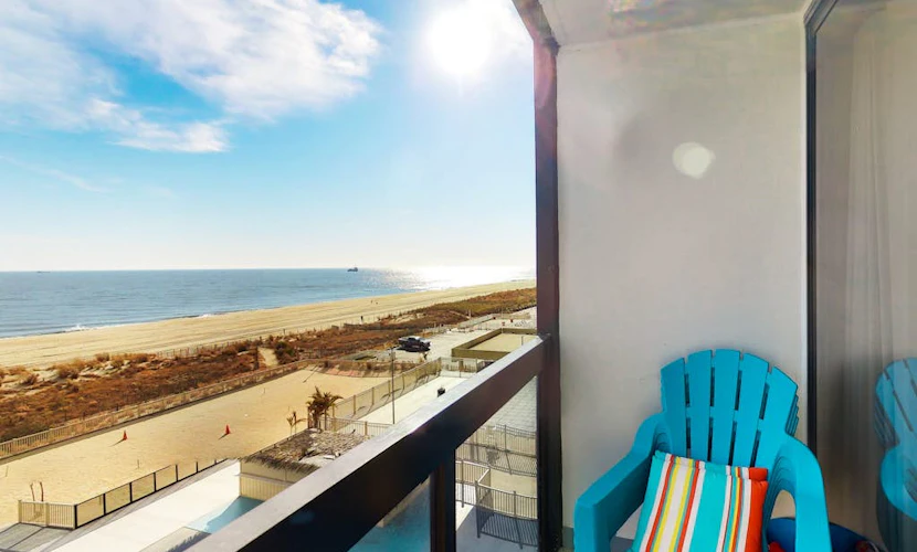 Darling beachfront condo with balcony, pools, tennis & gym