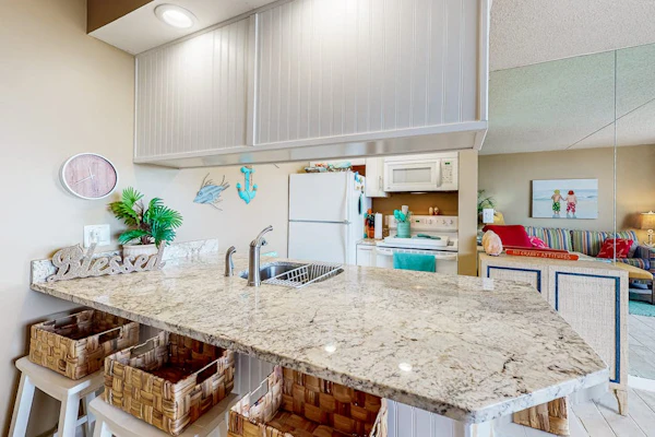 Darling beachfront condo with balcony, pools, tennis & gym