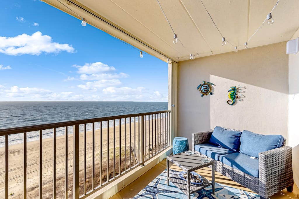 Beachfront condo with ocean-view balcony, outdoor pool, washer/dryer & AC