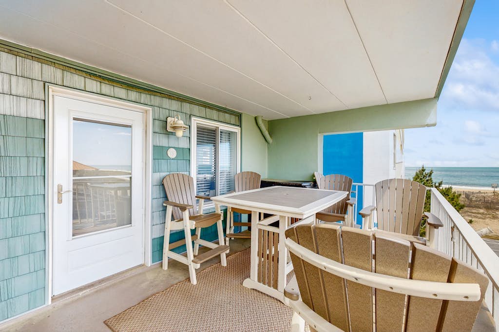 Cozy condo with ocean view - just steps from the beach
