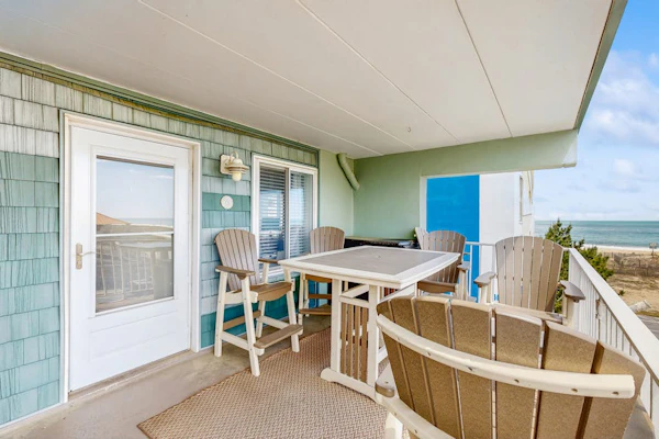 Cozy condo with ocean view - just steps from the beach