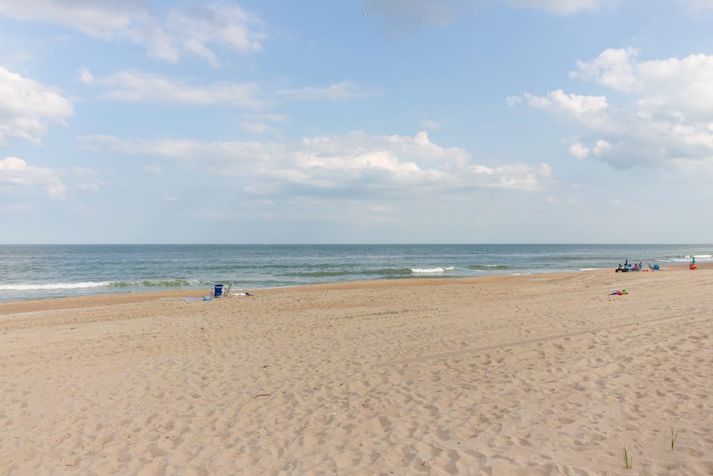 Cozy condo with ocean view - just steps from the beach