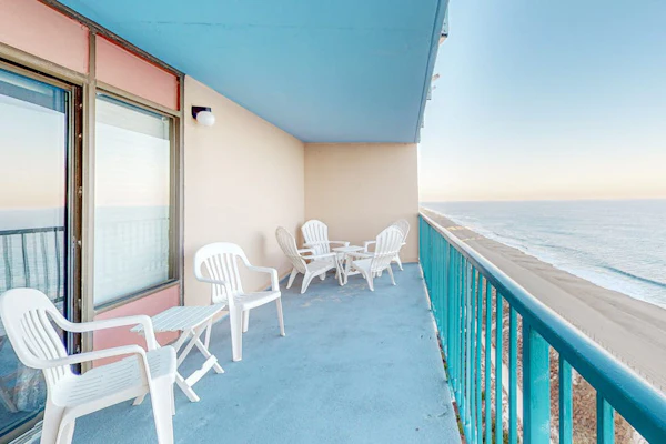 Oceanfront, 19th-floor condo with indoor pool, saunas, gym, tennis & game room