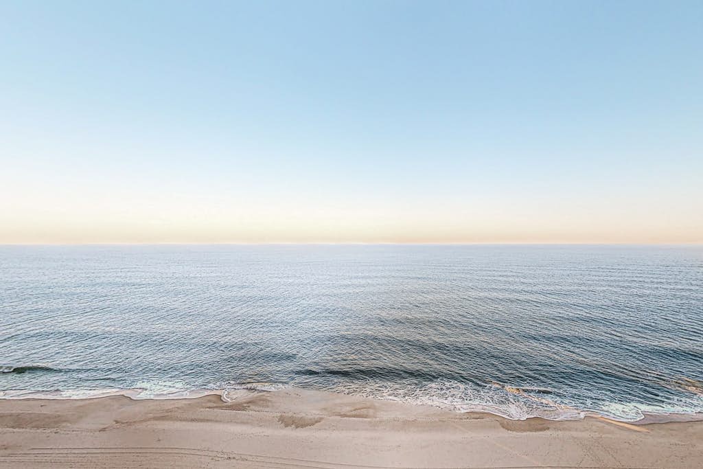 Oceanfront, 19th-floor condo with indoor pool, saunas, gym, tennis & game room