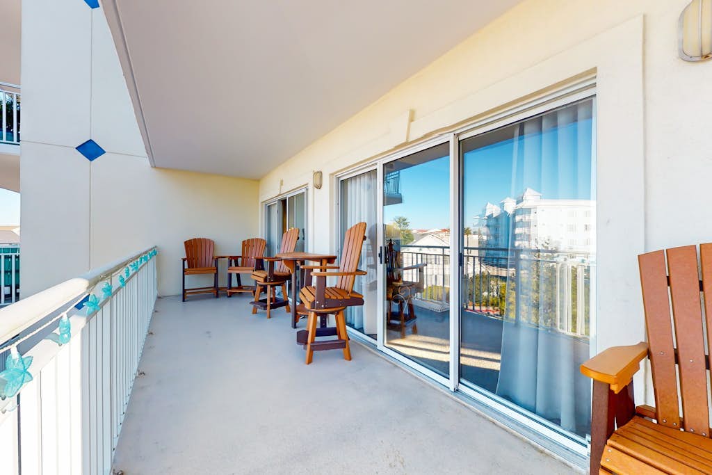 Beautiful bayside condo with pool, balcony, jetted tub, fireplace, & central AC