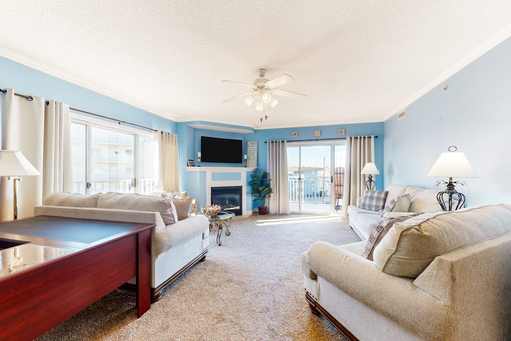 Beautiful bayside condo with pool, balcony, jetted tub, fireplace, & central AC