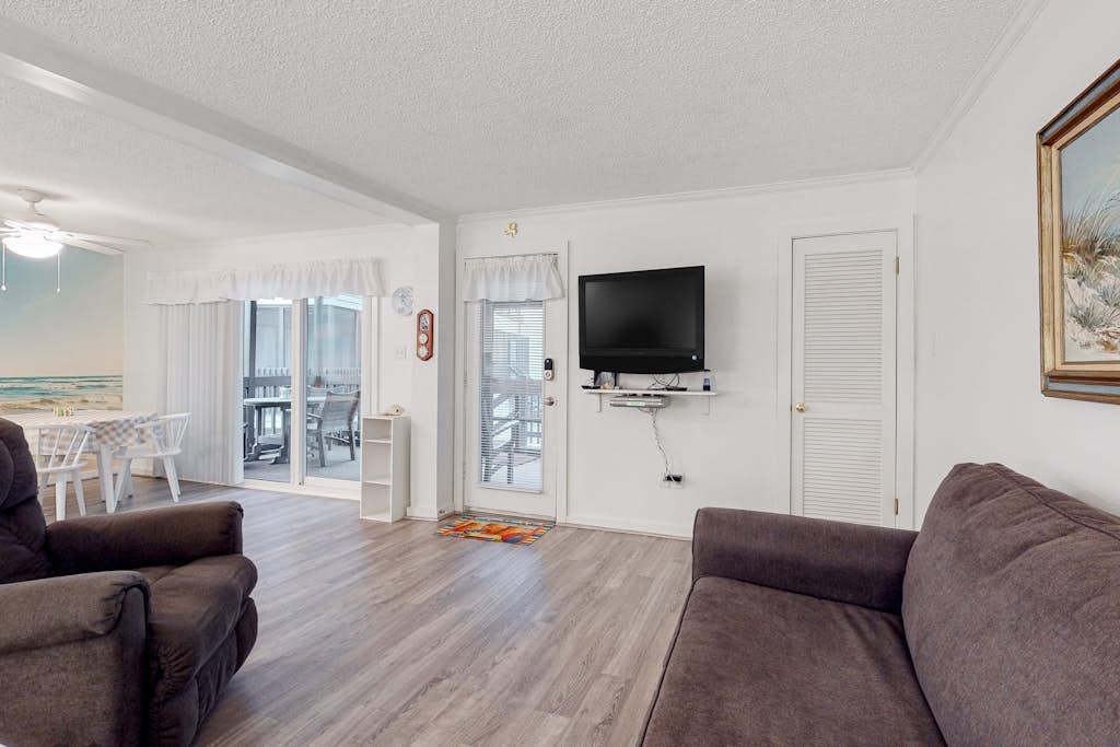 1st-Floor End Condo w/Free WiFi, Screened Porch, Central AC, Shared Outdoor Pool