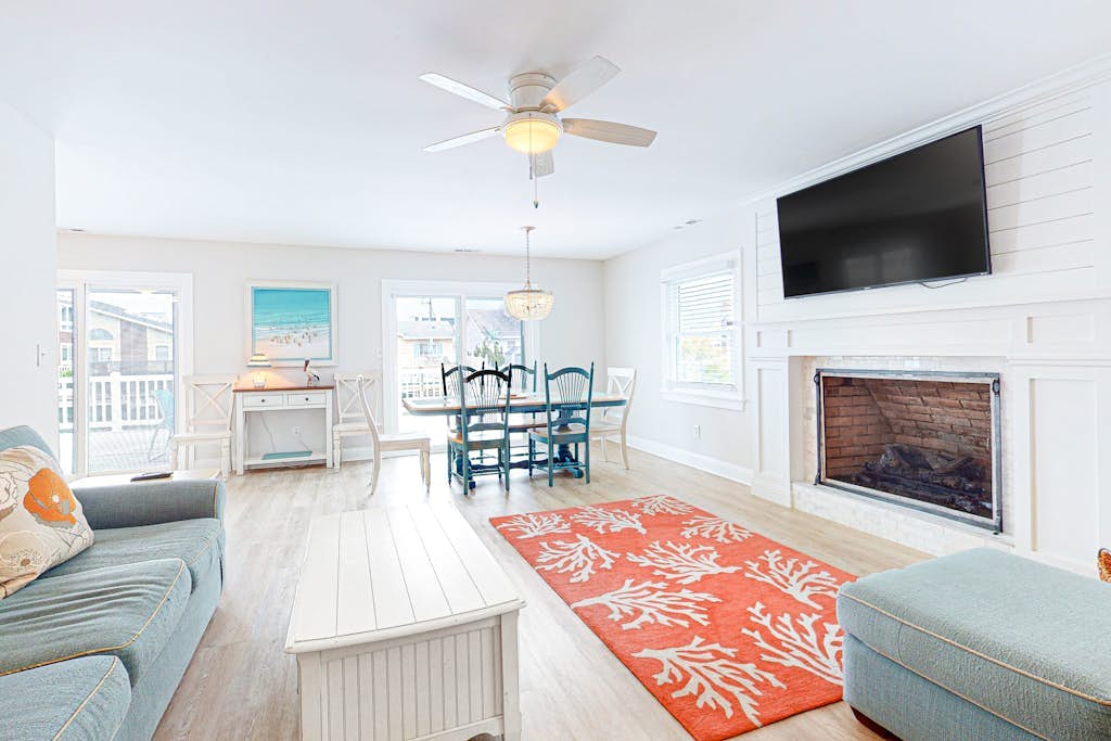 Canalfront House w/ Private Deck, Central AC, Free WiFi, Bay Views, Washer/Dryer