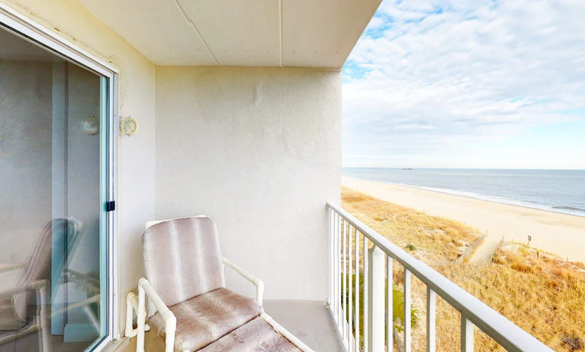 Sunny Beachfront Condo w/Private Balcony, Washer/Dryer, A/C, Free WiFi, Views