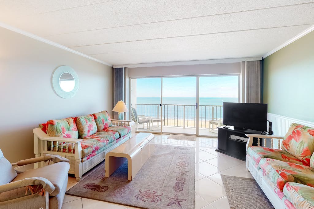 Sunny Beachfront Condo w/Private Balcony, Washer/Dryer, A/C, Free WiFi, Views