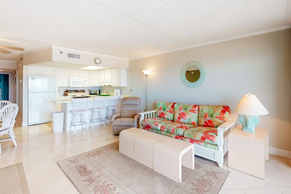 Sunny Beachfront Condo w/Private Balcony, Washer/Dryer, A/C, Free WiFi, Views