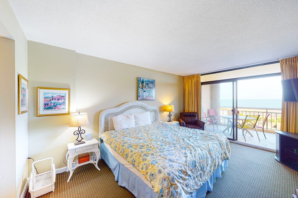 Condo in an Oceanfront Building w/ Balcony, AC, WiFi & Shared Pool/Tennis