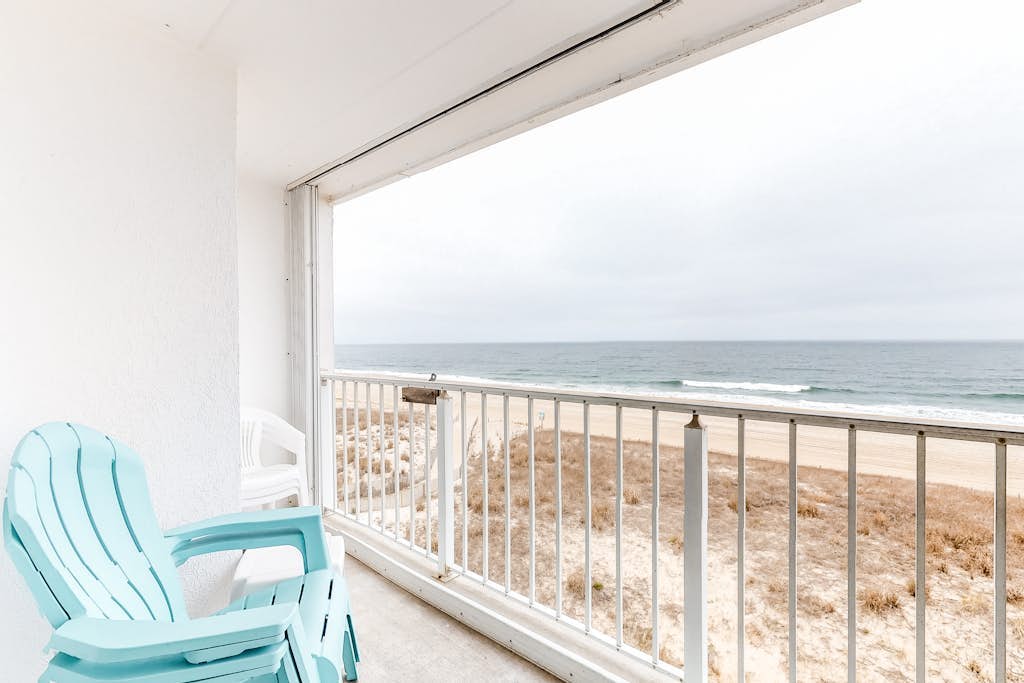Direct oceanfront top floor condo w/outdoor pool, balcony, easy beach access