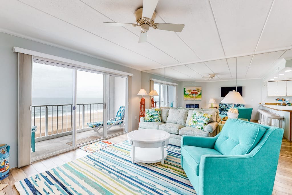 Direct oceanfront top floor condo w/outdoor pool, balcony, easy beach access