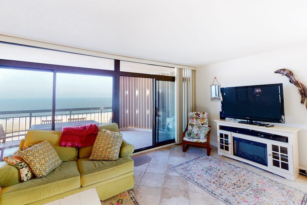 Oceanfront Condo w/ Balcony, WiFi, Central AC & Shared Pool/Tennis/Sundeck