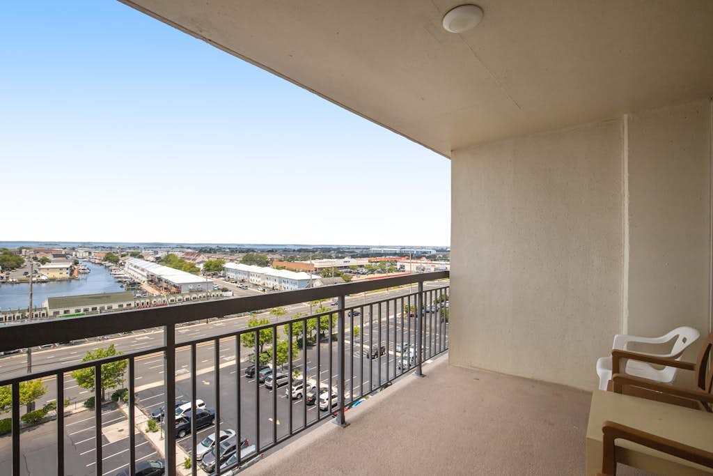 Oceanfront Condo w/ Great Balcony, WiFi, AC & Shared Pool/Sundeck/Tennis