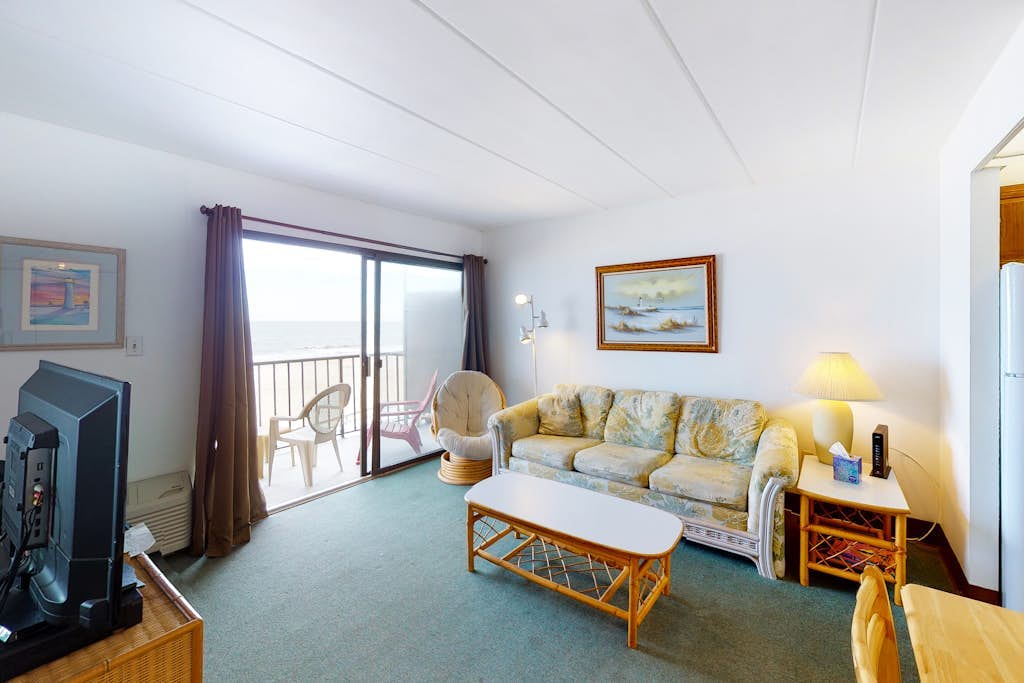 Comfortable & relaxing oceanfront condo with pool & balcony