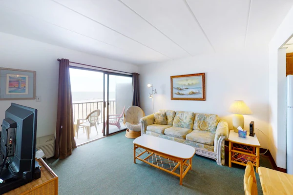 Comfortable & relaxing oceanfront condo with pool & balcony