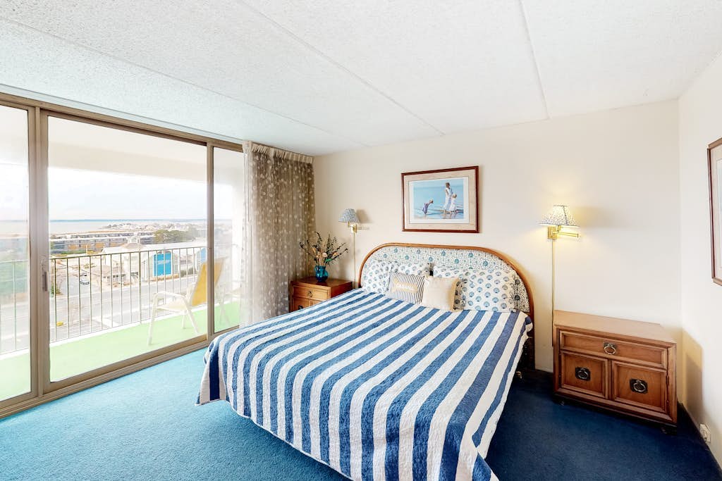 Cozy suite in oceanfront condo with indoor pool, balcony, gym, & central AC