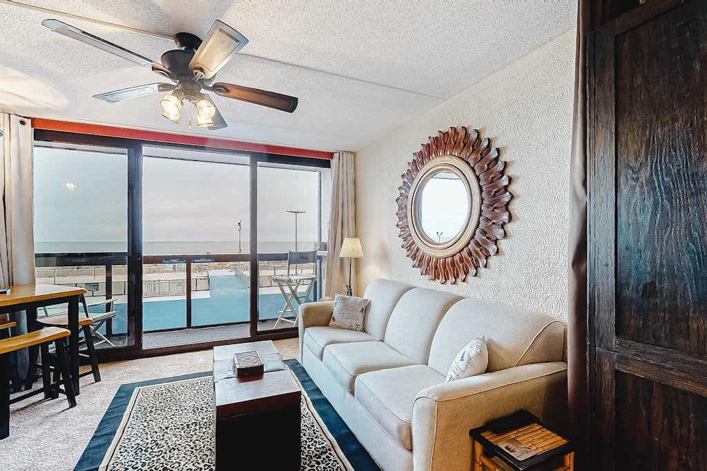 Convenient studio right on the beach with pools & W/D