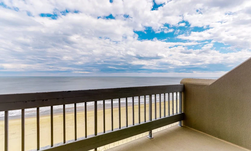 Beautiful Condo in Oceanfront Location w/Shared Pool, Free WiFi, Balcony