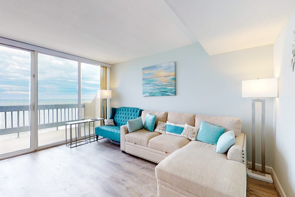 Beautiful Condo in Oceanfront Location w/Shared Pool, Free WiFi, Balcony