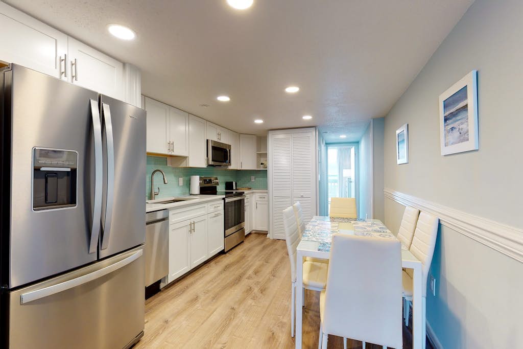 Beautiful Condo in Oceanfront Location w/Shared Pool, Free WiFi, Balcony