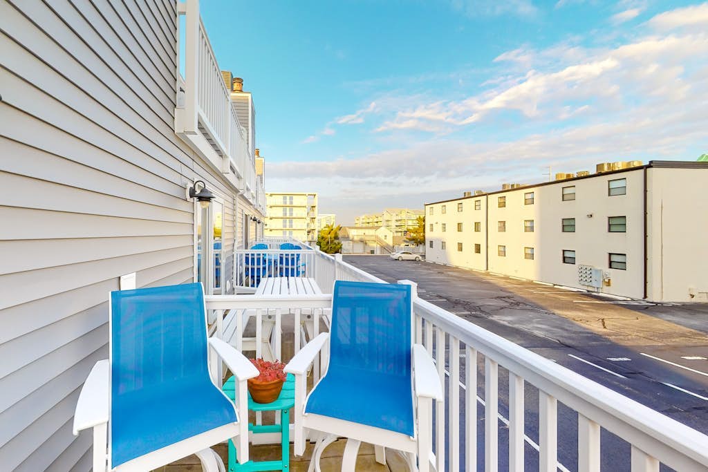 Comfy, Oceanside Townhouse w/Private Washer/Dryer, Free WiFi, & Balcony