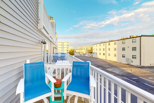 Comfy, Oceanside Townhouse w/Private Washer/Dryer, Free WiFi, & Balcony