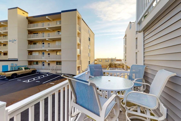 Comfy, Oceanside Townhouse w/Private Washer/Dryer, Free WiFi, & Balcony