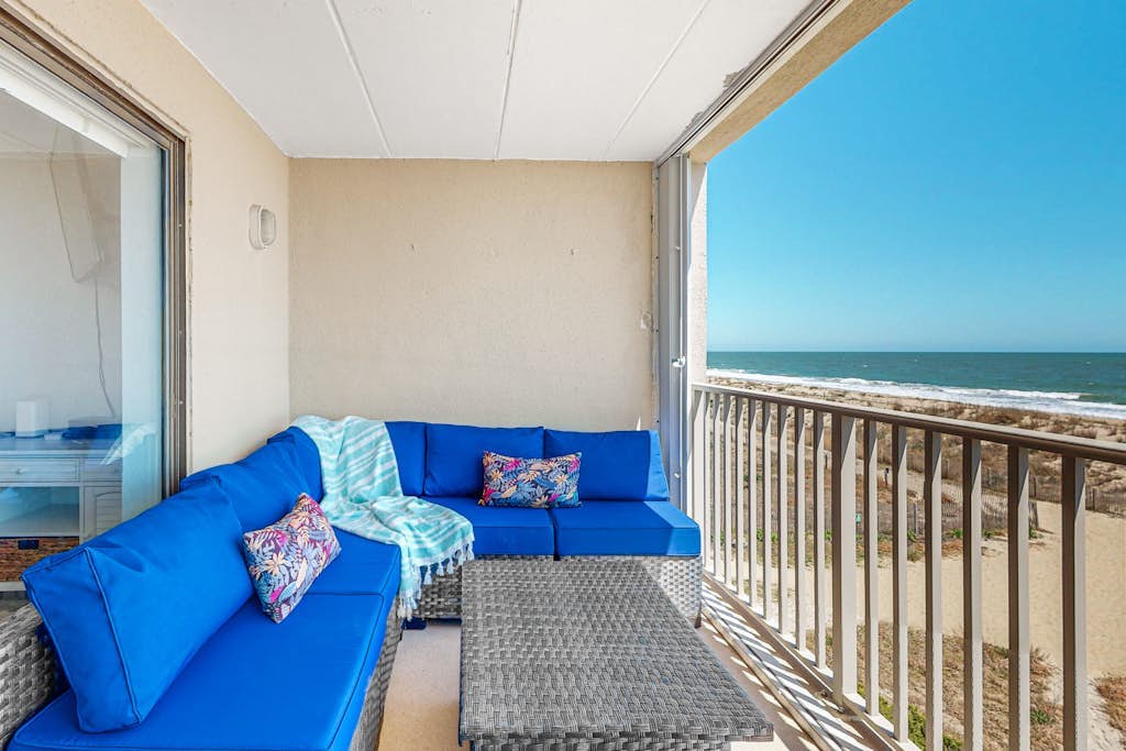 Comfy Condo in Beachfront Building Overlooking the Water w/Free WiFi, W/D