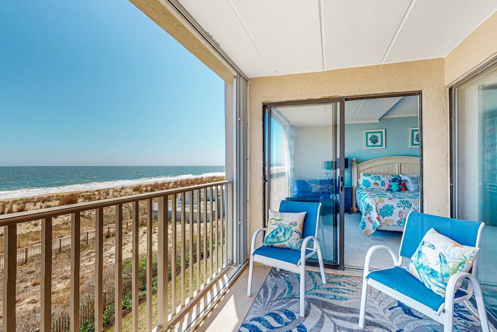 Comfy Condo in Beachfront Building Overlooking the Water w/Free WiFi, W/D